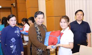 Phó Chủ tịch Thường trực Quốc hội gặp mặt Đoàn học sinh mồ côi, khuyết tật tỉnh Thái Nguyên