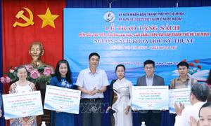 Tiến sỹ Võ Tá Hân tặng sách khoa học, kỹ thuật cho các thư viện, trường đại học