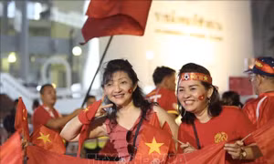 Cổ động viên Việt Nam 'tiếp lửa' cho đội tuyển Việt Nam tại sân Rajamangala 