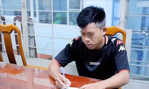 Tạm giữ hình sự thanh niên dùng 'ảnh nóng' khống chế các con nợ