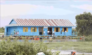 Quan tâm hỗ trợ việc học của con em người gốc Việt trên Biển Hồ Tonle Sap 