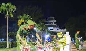 Nối dài những dòng người vào viếng các liệt sĩ Điện Biên Phủ