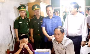Phó Chủ tịch Quốc hội Trần Quang Phương thăm, tặng quà các gia đình thương binh, liệt sỹ tại Cao Bằng