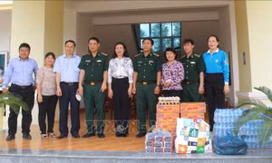 Thăm, tặng quà cán bộ, chiến sĩ làm nhiệm vụ tuyến đầu chống dịch