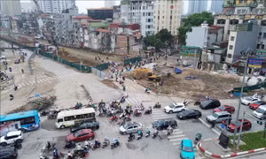 Ngày đầu phân luồng nút La Thành - Nguyễn Chí Thanh để thi công cầu vượt đường Vành đai 1
