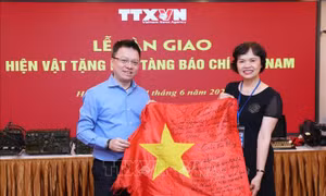 TTXVN bàn giao hiện vật tặng Bảo tàng Báo chí Việt Nam 