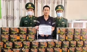 Bắt đối tượng vận chuyển trái phép hơn 40 hộp pháo hoa