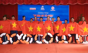 Trao tặng 10.000 lá cờ Tổ quốc cho ngư dân Ninh Thuận