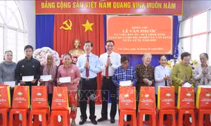 Tặng quà gia đình chính sách và Phiên chợ Tết cho người nghèo 