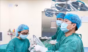 Nội soi lấy 2 cục pin trong mũi của bé gái 6 tuổi