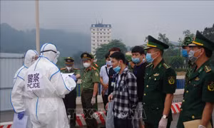 Trao trả 16 công dân Trung Quốc nhập cảnh trái phép 