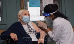 CDC Mỹ khuyến nghị người cao tuổi tiêm thêm 1 mũi vaccine ngừa COVID-19 mỗi năm