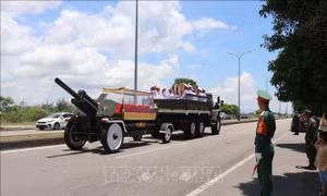 Linh cữu nguyên Chủ tịch nước Trần Đức Lương về đến sân bay Chu Lai