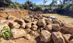 Gia Lai: Hàng trăm khối đá Bazan trong vườn nhà dân bị khai thác trái phép