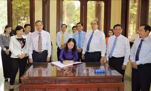 Phó Chủ tịch nước dâng hương tưởng niệm Chủ tịch Tôn Đức Thắng
