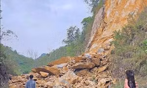 Sạt lở đất đá trên Quốc lộ 6 làm 3 người tử vong, 2 người bị thương 