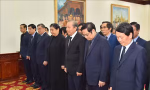 Đoàn đại biểu cấp cao Đảng, Nhà nước Việt Nam viếng và ghi sổ tang tưởng niệm đồng chí Sisavath Keobounphanh