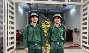 Nhiều cặp song sinh, anh em trong gia đình cùng lên đường nhập ngũ