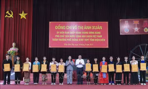 Phó Chủ tịch nước trao học bổng cho học sinh nghèo vượt khó tỉnh Điện Biên