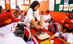 Indonesia lùi mục tiêu cung cấp bữa ăn miễn phí cho người dân