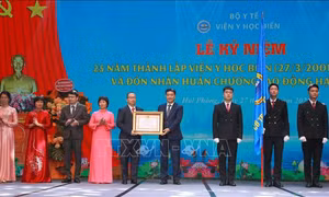 Phó Chủ tịch Quốc hội Vũ Hồng Thanh dự lễ kỷ niệm 25 năm thành lập Viện Y học biển