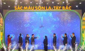 Không gian đi bộ hồ Hoàn Kiếm rực rỡ 'Sắc màu Sơn La - Tây Bắc' 