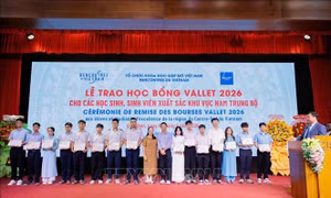 Trao 314 học bổng Vallet tiếp sức học sinh, sinh viên xuất sắc miền Nam Trung Bộ