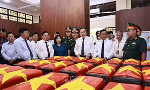 Chủ tịch Quốc hội Trần Thanh Mẫn dâng hương tri ân các Anh hùng liệt sĩ tại TP Hồ Chí Minh