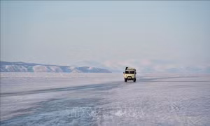 Nga: Xe chở khách du lịch lao xuống hồ Baikal, nhiều người thiệt mạng
