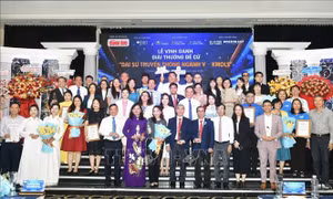 Vinh danh các bác sĩ, chuyên gia y tế ngăn chặn tin giả, tin sai lệch trên môi trường số