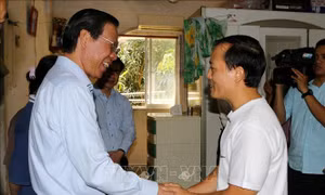 Lãnh đạo TP Hồ Chí Minh thăm, chúc Tết tại khu lưu trú công nhân