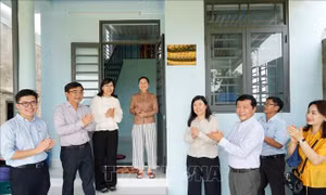 Đắk Lắk bàn giao 305 căn nhà cho bà con vùng lũ