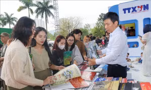 Gian trưng bày của TTXVN tại Hội Báo toàn quốc 2023 thu hút khách tham quan 