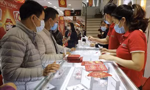 Cuối giờ sáng, người dân bắt đầu xếp hàng đi mua vàng