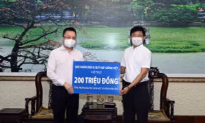 Báo Nhân Dân trao 200 triệu đồng hỗ trợ sinh viên bị ảnh hưởng dịch bệnh COVID-19