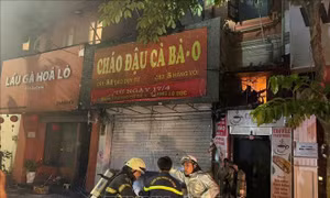 Kịp thời cứu 4 người trong đám cháy tại phố Hàng Vôi
