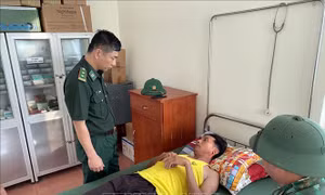 Vụ 4 tàu cá của Quảng Bình gặp nạn: Thêm một thuyền viên được đưa vào bờ