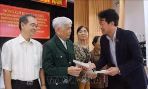 Thăm, tặng quà Tết cho những người có hoàn cảnh khó khăn