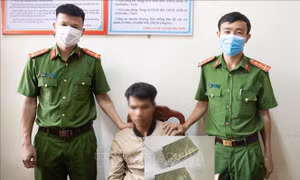 Bắt giữ đối tượng người nước ngoài vận chuyển trái phép 2 bánh heroin