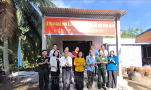 Bộ Quốc phòng bàn giao 100 căn nhà đại đoàn kết cho người dân Bến Tre