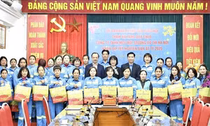 Tặng quà cho người lao động khó khăn; vé xe cho sinh viên về quê đón Tết