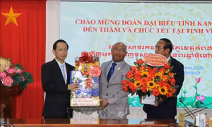 Đoàn đại biểu tỉnh Kampong Speu (Campuchia) chúc Tết tại tỉnh Vĩnh Long