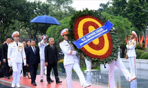 Chủ tịch Quốc hội kiêm Chủ tịch Hạ viện Thái Lan viếng Chủ tịch Hồ Chí Minh và tưởng niệm các Anh hùng liệt sĩ