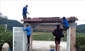 Giúp người dân lợp lại nhà cửa sau lốc xoáy