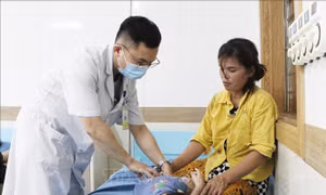 Cấp cứu thành công bé trai nuốt phải cây đinh vít nhọn