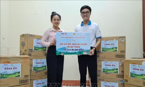 Chi đoàn TTXVN Tây Nguyên thực hiện chương trình 'Đông ấm - Ấm lòng biên giới'