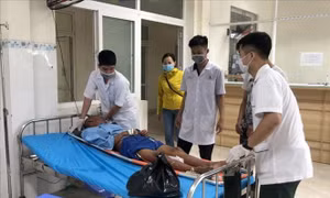 Khánh Hòa: Đưa một ngư dân bị đột quỵ vào bờ an toàn