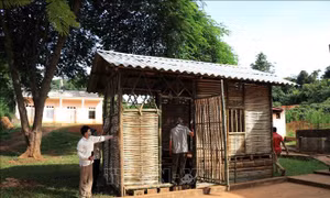 Làm nhà, lán tạm để cách ly phòng, chống dịch COVID-19