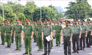 Ghi nhận nhiều F0 trong cộng đồng, Sơn La tăng cường lực lượng vũ trang hỗ trợ huyện Phù Yên