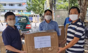 Trao tặng khẩu trang N95 và đồ bảo hộ y tế cho lực lượng phòng, chống dịch Đà Nẵng